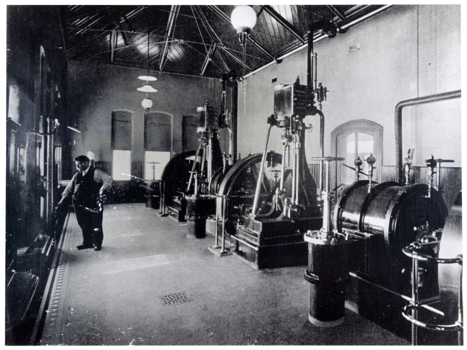 A man stands near machinery in Reading Gas works 1905 ref. D/SG8/8/1