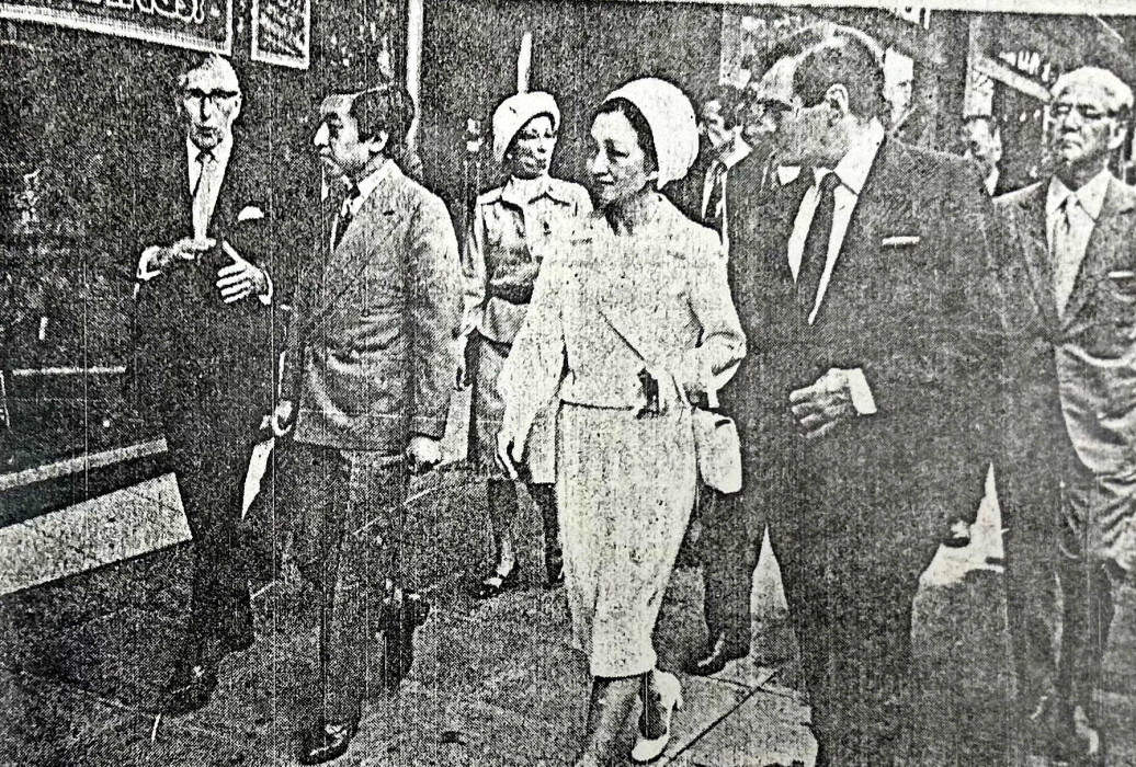 Emperor of Japan and others walking on a visit to Bracknell, Bracknell Post, 17 June 1976 ref. NT/B/G/26/1/24