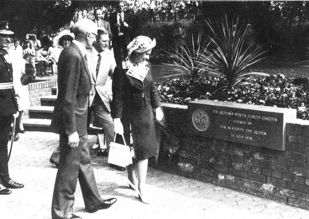 HM Queen Elizabeth II looks at a plaque for the opening the Silver Jubilee Gardens in Bracknell Town Centre in July 1978 ref. NTB/G/7/29