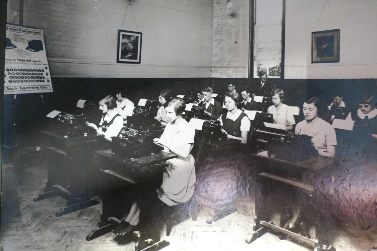 Girls in a typing class 1934, ref. 89/SCH/2/26