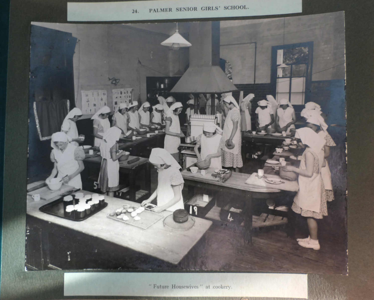 Girls in a cookery class, 1934 ref. 89/SCH/2/26